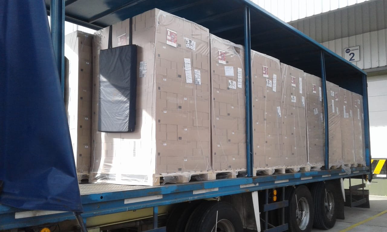 Camión cargado con pallets para distribución nacional