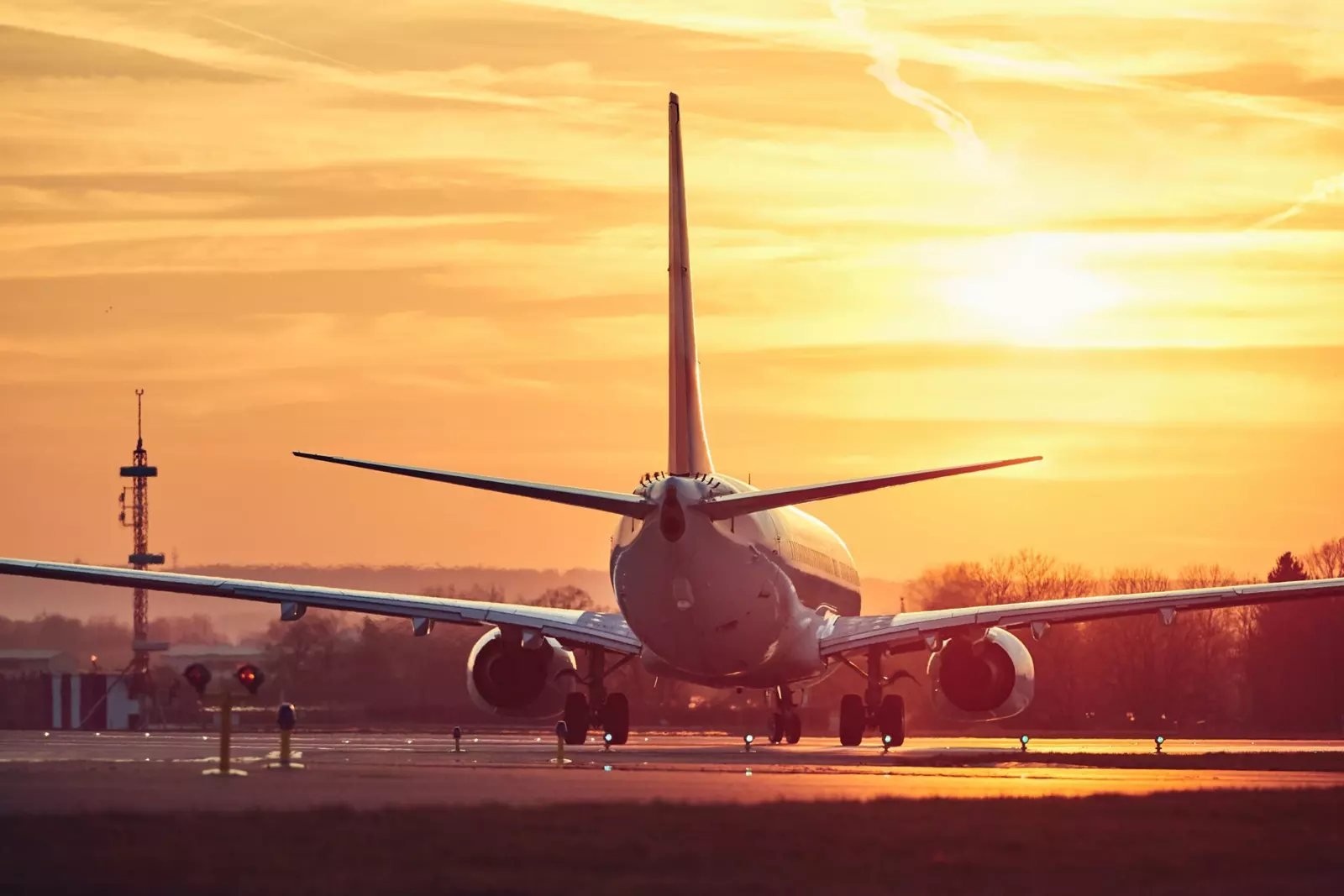 Avión de carga en pista: transporte multimodal internacional