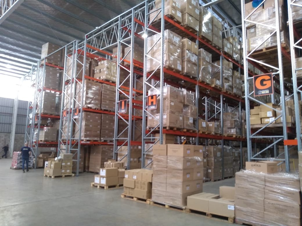 Depósito con racks de altura para mercadería importada