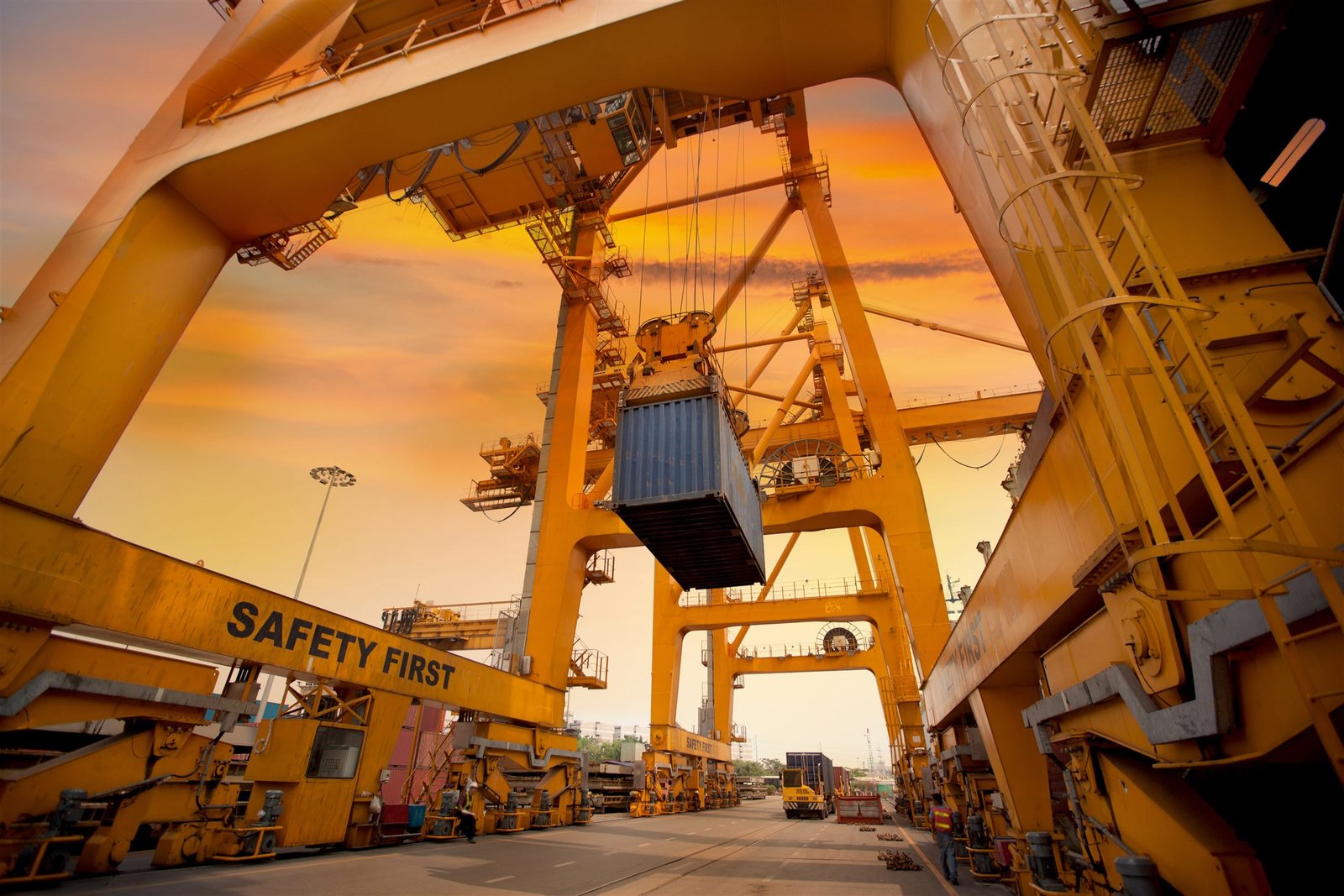 Operación de contenedores en puerto durante la carga de mercadería de importación y exportación