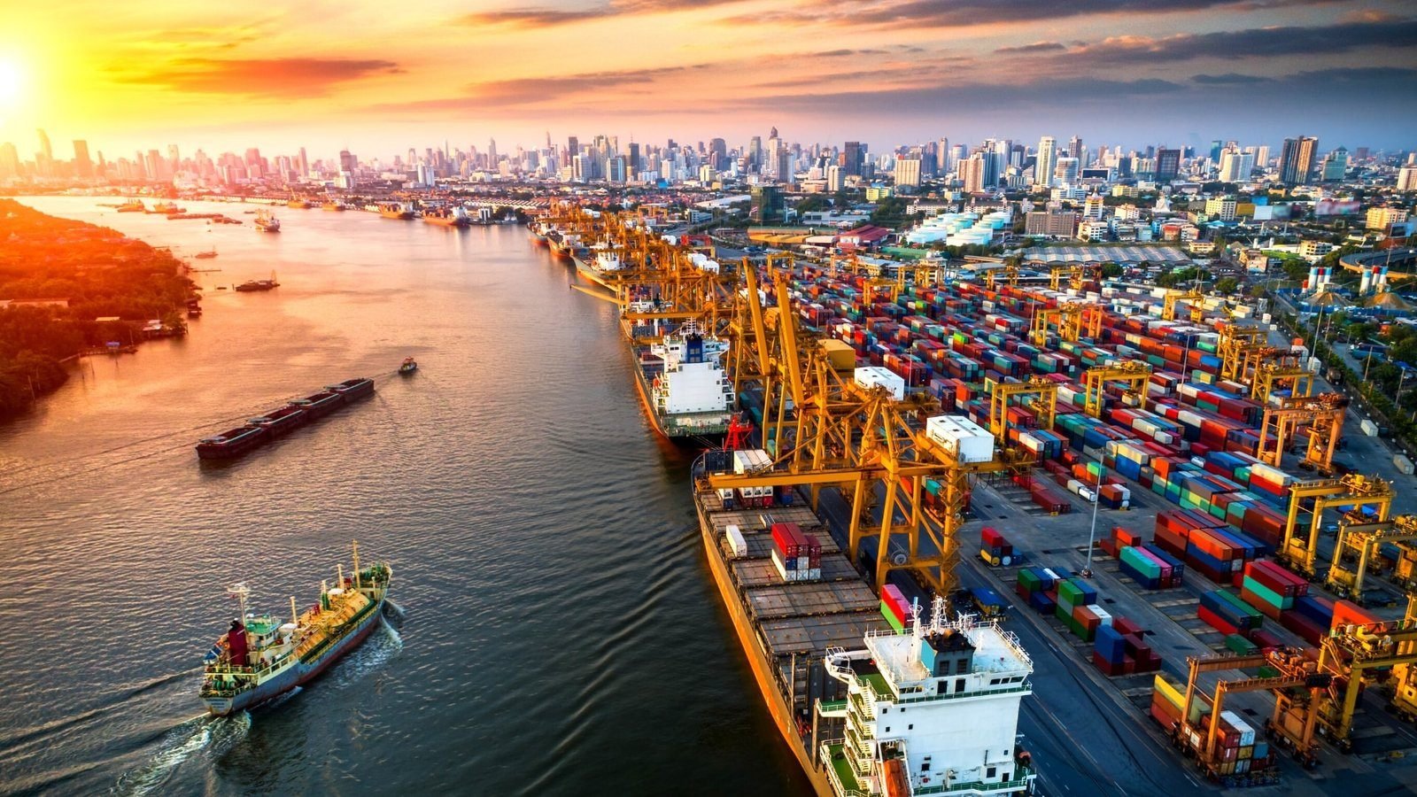 Puerto y ciudad: hub logístico internacional al atardecer